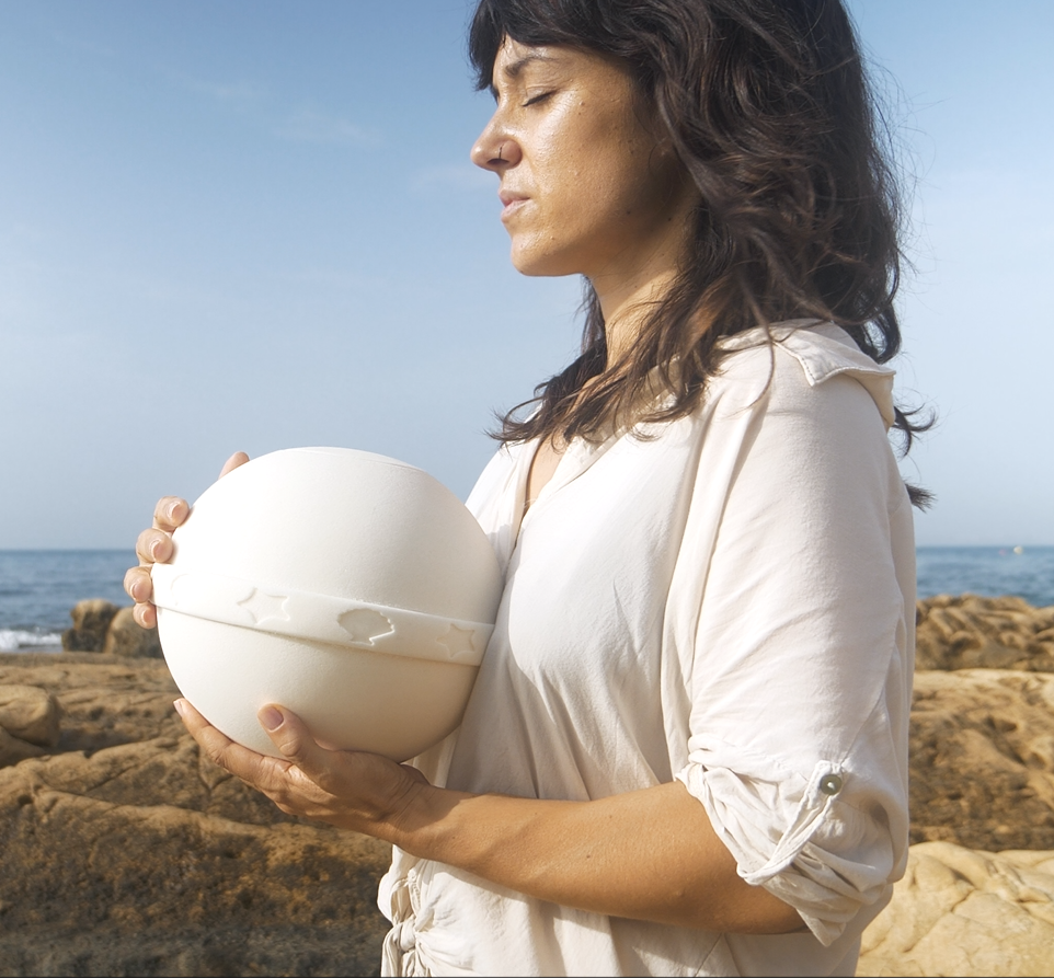 Urnas biodegradables para depositar en el mar / zonas costeras / ríos