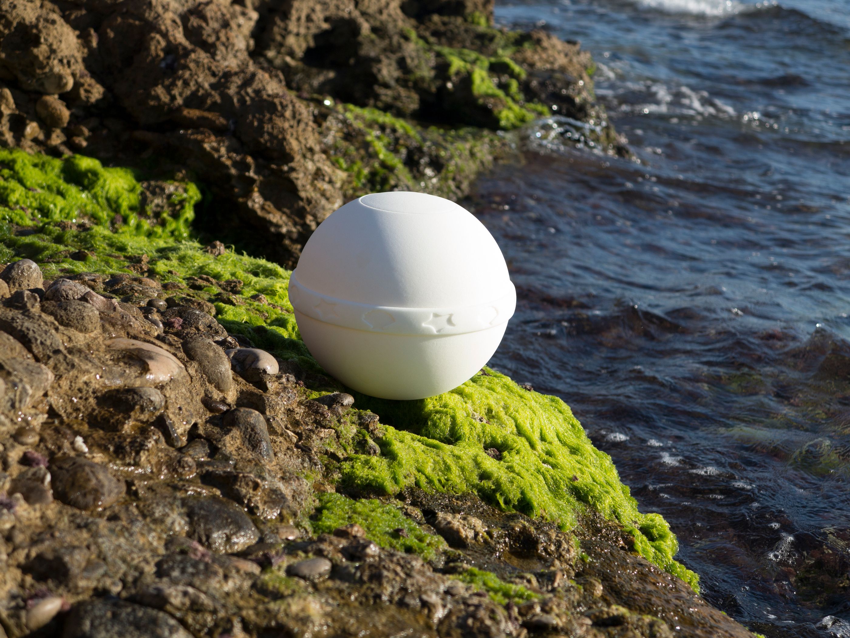 Biodegradable urns to deposit ashes in the sea
