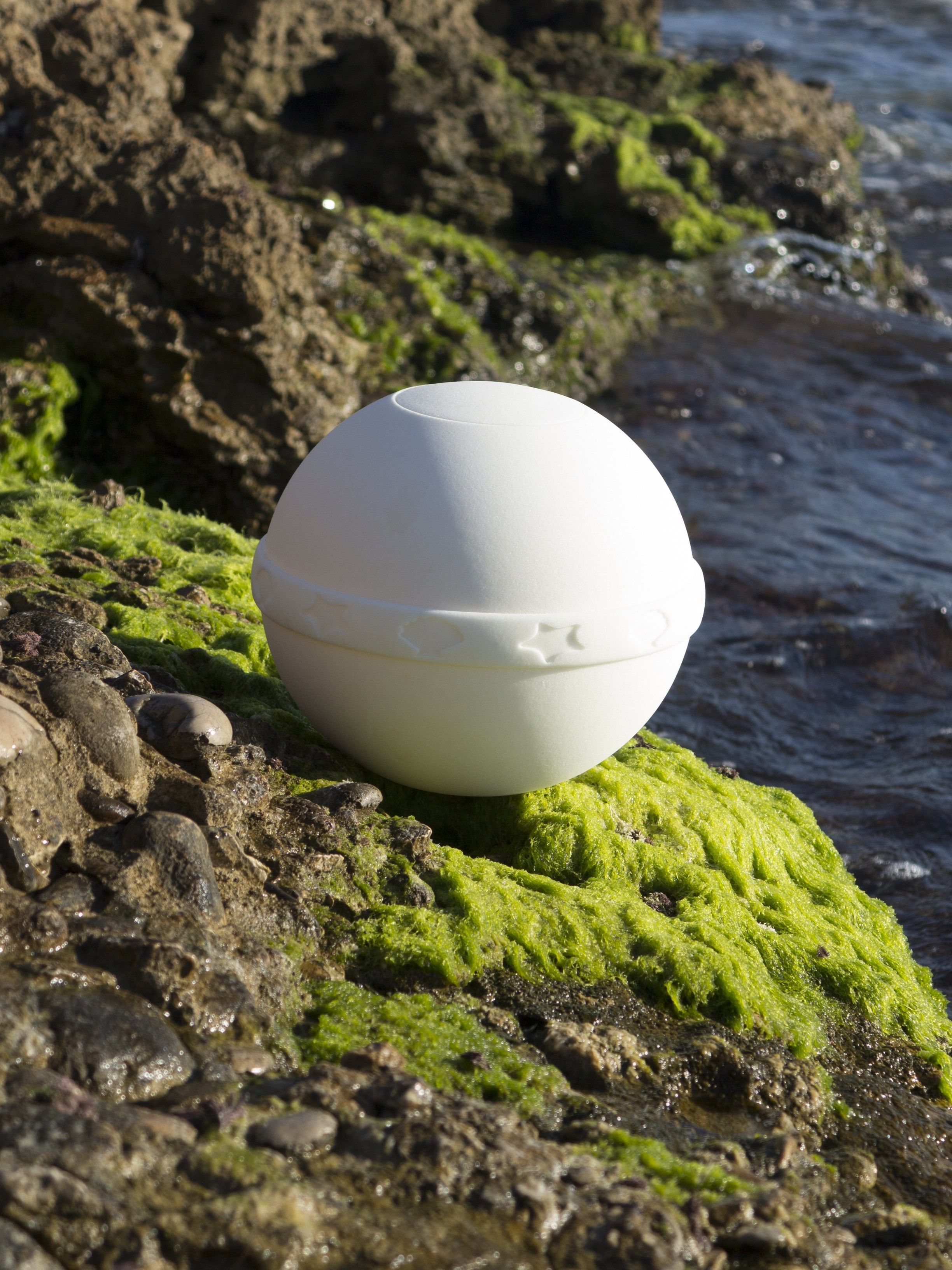 Biodegradable salt urn to deposit in the sea "Salium"