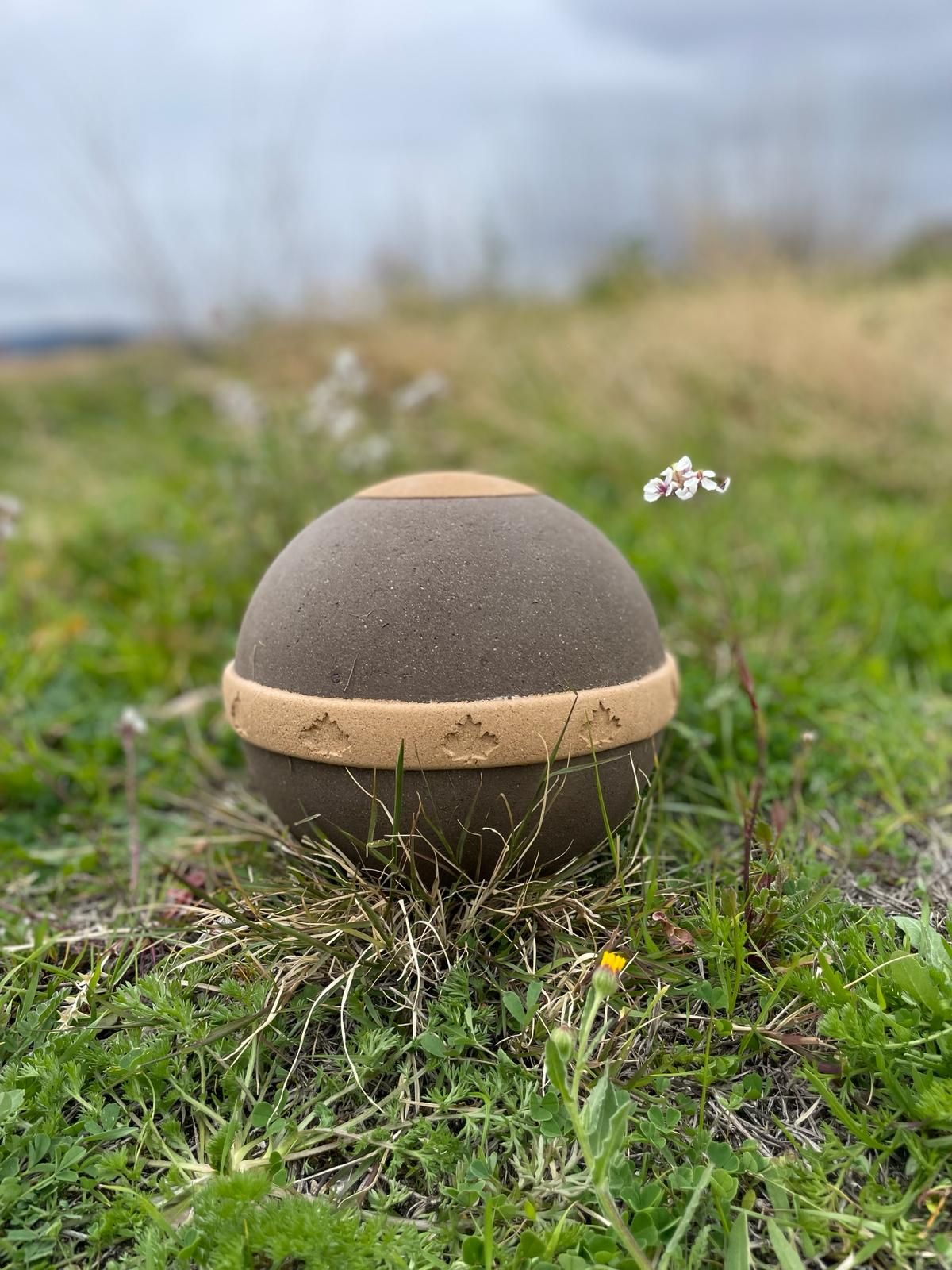 Biodegradable earthen urn Geos