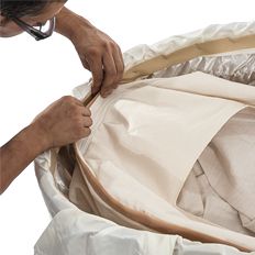 Adherir la bolsa a las paredes del féretro con las cintas de velcro