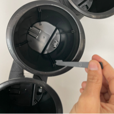Insérer les plantes dans les pots TGM