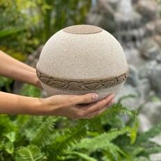 Urnes biodégradables pouvant contenir une pousse d´arbre et être inhumée